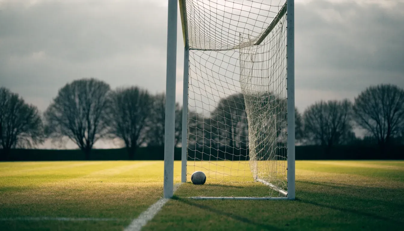 Ein Fussballtor mit locker hängendem Netz auf einem Trainingsplatz, das sich leicht im Wind bewegt.