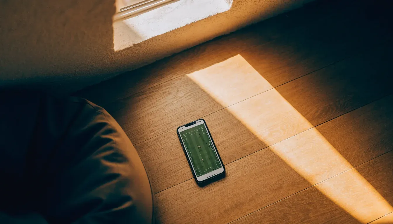 Ein leerer Sitzsack steht in einem Zimmer mit Dachfenster, Abendlicht fällt auf den Holzboden
